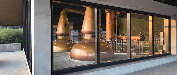 国产威士忌突然冒出64家酒厂，国台还把429的「酱香威士忌」端上桌：国庆想尝鲜的先认清这几瓶——崃州229的真人评价一半说「不输日威」一半说「毫无性价比」，叠川888被评论区喊话「这钱我买蓝牌」，酱香威士忌连品鉴博主的评论区都在问「如实讲好不好喝」；产业账、标签账、口碑账我全核完了