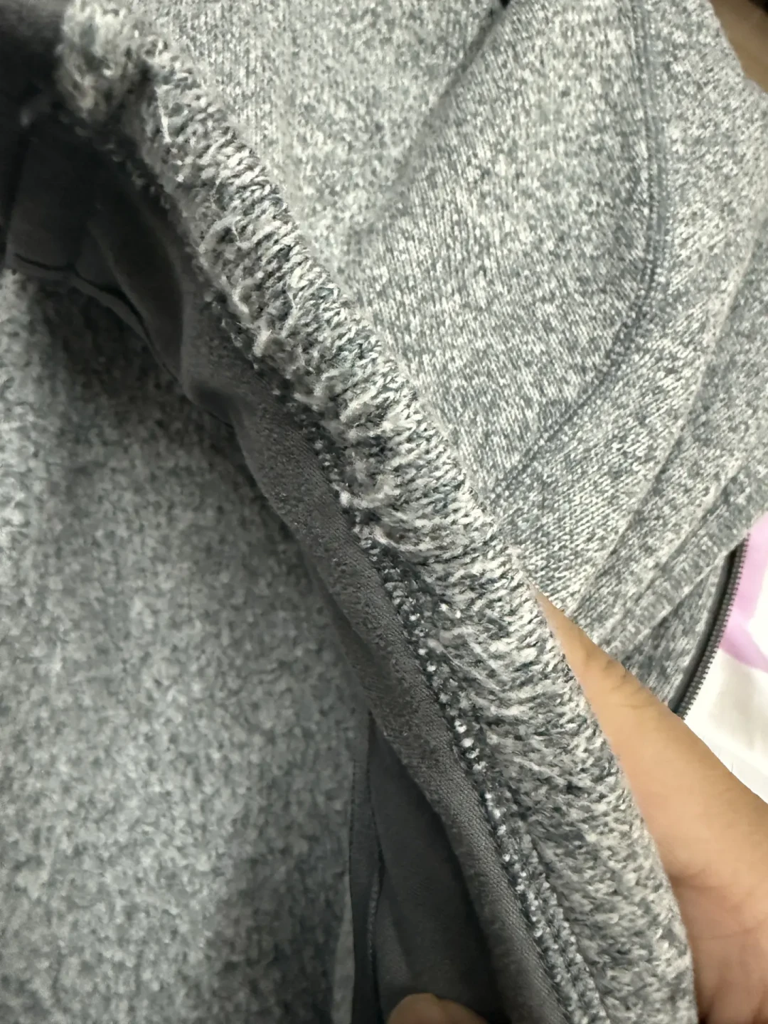 国庆前第一件抓绒衣:别急着信「抓绒越厚越暖」,也别赌「抽屉里那件通勤摇粒绒能当山里中间层」,先把「几度天干什么活、商品页看哪几个数、钱花在哪档」三笔账算清