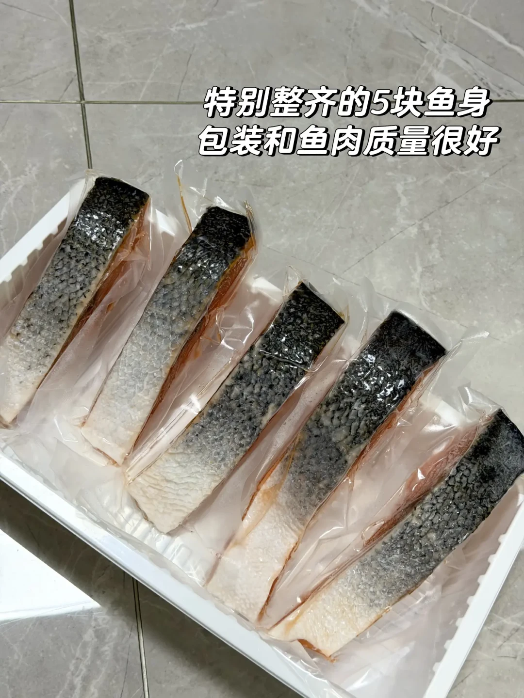 #为什么有的三文鱼能生吃有的必须熟吃#又冲上热搜:急着扔手里那盒、或者急着骂山姆之前,先把三笔账算完——「虫」是脂肪线还是寄生虫只有企业一面之词,「能不能生吃」看包装背面GB2733还是GB10136,可生食刺身贵出的几十块买的是深冻杀虫、赔进去的是口感;翻标签记牢「一翻二认三看」