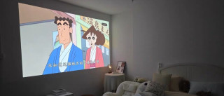 躺平刷剧太舒服了，投影仪还是在卧室里用最爽