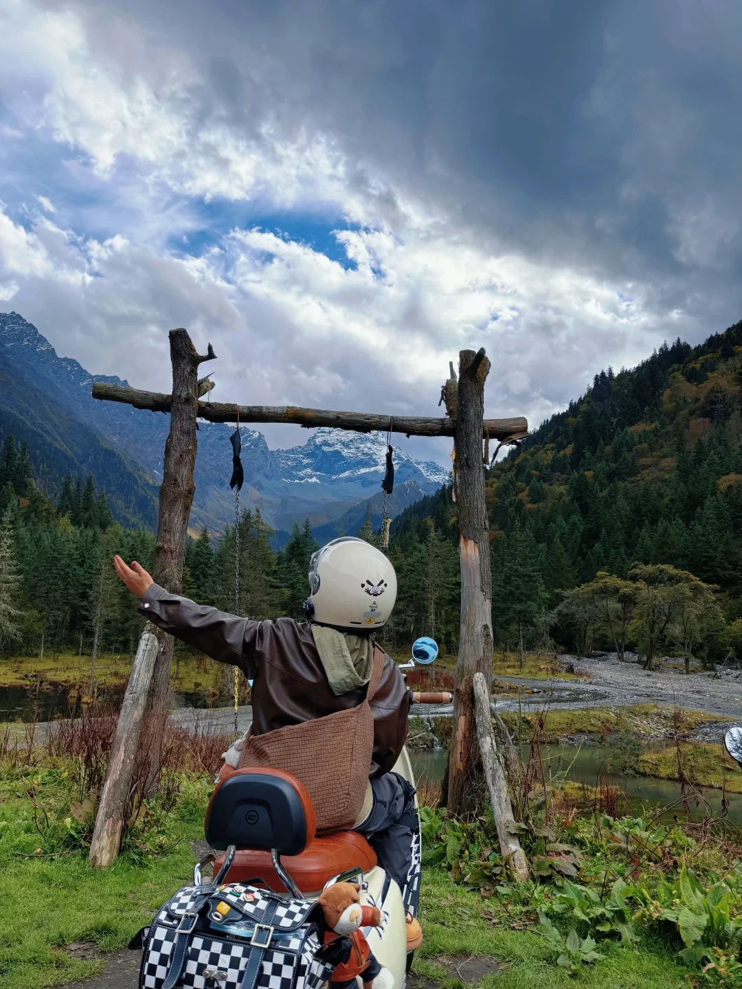 离国庆还有4天,第一次摩旅的路线还没定?125踏板能进藏?折多山堵车?G349比318好走?——路线账、排量账、天气账、搭子账,我替你对完了