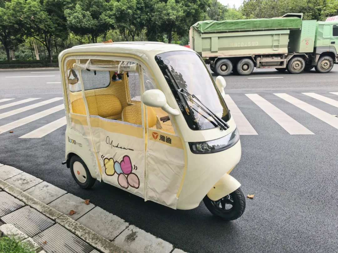 晒太阳就能充电的雅迪太阳能三轮:翻完40多条提车帖避雷帖、驾照新规和几百条上牌评论,增程、牌色、异响三笔账我算清了