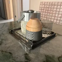 国庆在家组局，先别急着下单那套调酒工具：前调酒师的厨房只留了5件，2600赞的后悔帖承认「买前觉得帅、买后吃灰」，百加得官方直接开麦「是谁还在单买」——单件二三十、套装百元、全套500的价格账，和一眼识别软广剧本的评论区判断法我全摆齐了，抄清单前先看完
