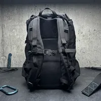 神农退场后，三家国产品牌开始替它"补作业"：换背负的、换面料的、抄包型的，国庆你接哪一只