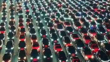 国庆高速免费，最贵的可能是9月30日晚上那一段：以下高速时间为准的判定、差5秒被收1724元的账单、ETC混走车道的罚站实录，和服务区睡到零点的真实成本——出发前3天，这笔过路费账一次算明白