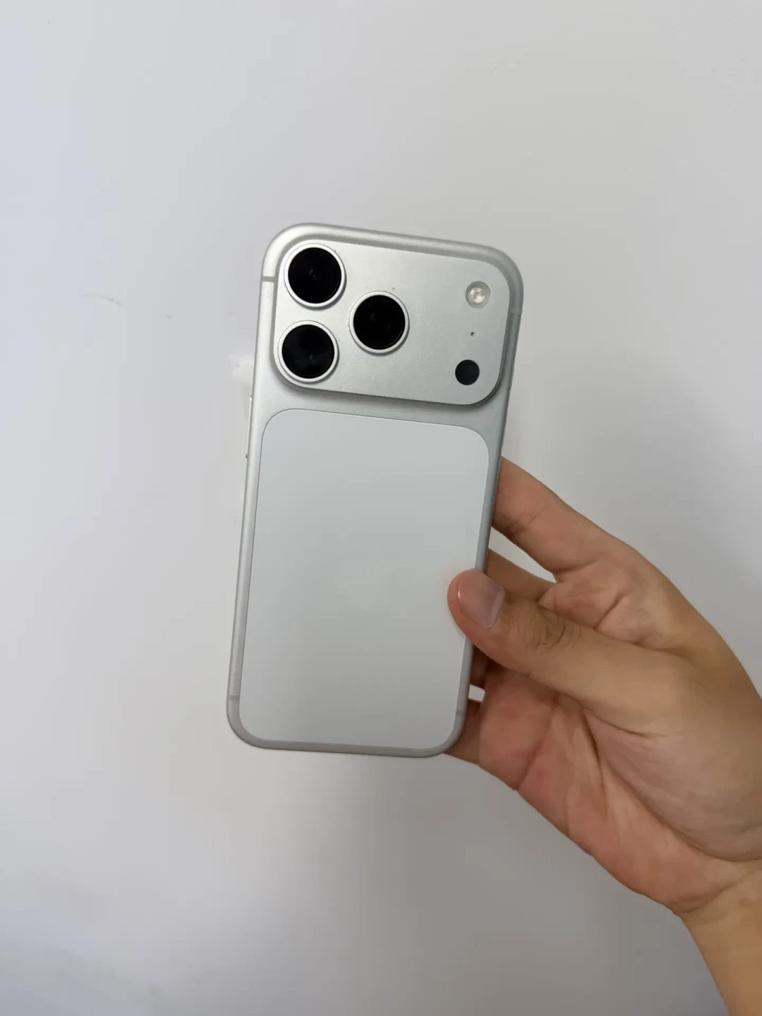 iPhone 18 Pro 首发10天行情对账:热搜说破发8999,华强北回收价只让了100——Pro黄牛拒收、Pro Max酒红还加价300,现在买、等国庆还是赌双11,四类人分开算