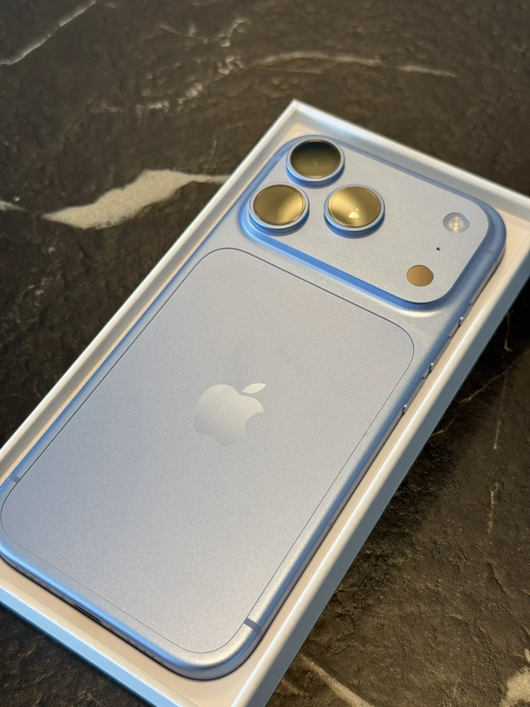 iPhone 18 Pro 首发10天行情对账:热搜说破发8999,华强北回收价只让了100——Pro黄牛拒收、Pro Max酒红还加价300,现在买、等国庆还是赌双11,四类人分开算