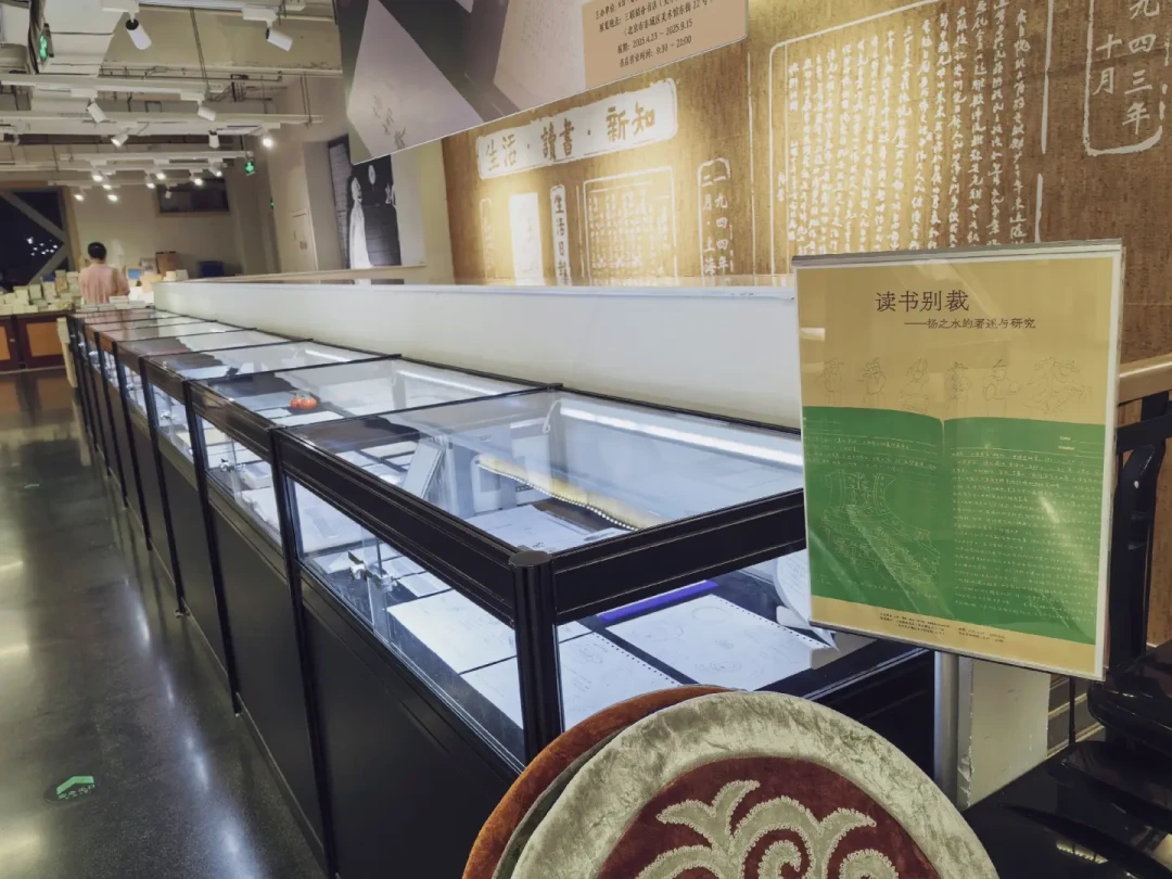 地坛书市刚闭幕:三联摊位的满减券没了,但美术馆店负一层那排五折架,一年到头都开着