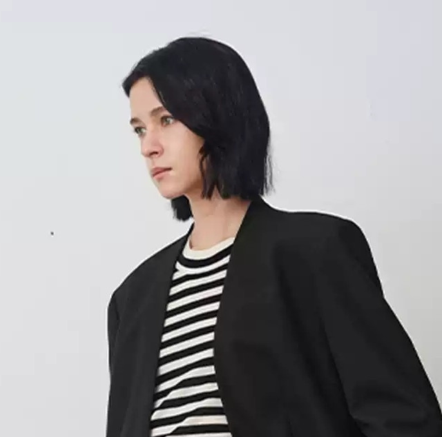 黑色西装真正难的不是"买一件"，是买到一件不像卖保险的