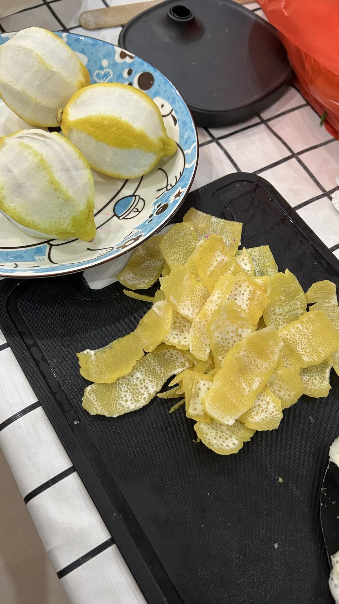 洛阳酒馆「偷加96度」上热搜,急诊科主任说直饮会腐蚀黏膜;小红书几万收藏的配方帖还在拿它泡柠檬皮——「生命之水」这份作业,国庆抄之前先把度数账算完