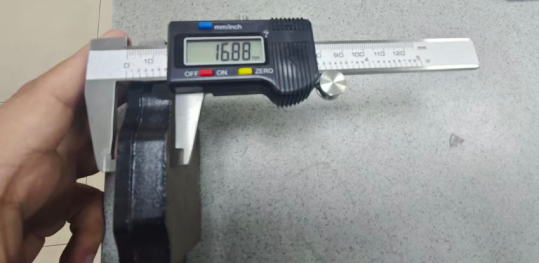 4S报1600、途虎包工包料500、自购件加工时400出头:国庆前老车检查刹车,先分清是