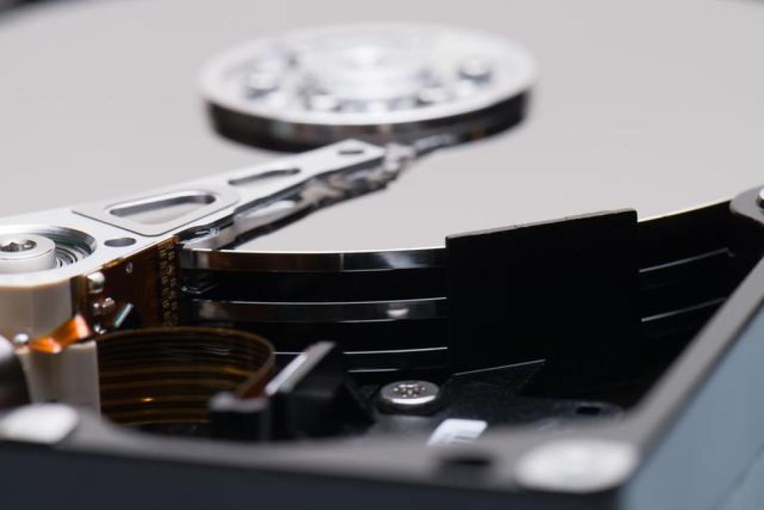 苹果都认了30%的涨价,32G DDR5从900涨到4000,消费级固态零售却悄悄横盘:这轮存储涨价裂成了三个市场——扩容党、装机党、囤盘党、等等党,双11前把什么马上买、什么别碰、什么接着等一次算清