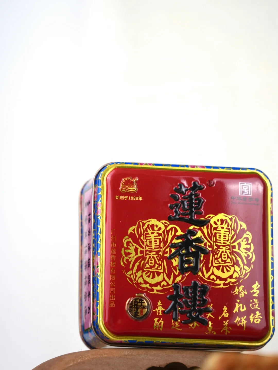 外地人的莲香楼邮寄账本:代购10点半截单、网店券后低至48元,迷你铁盒之争不在价差在日期