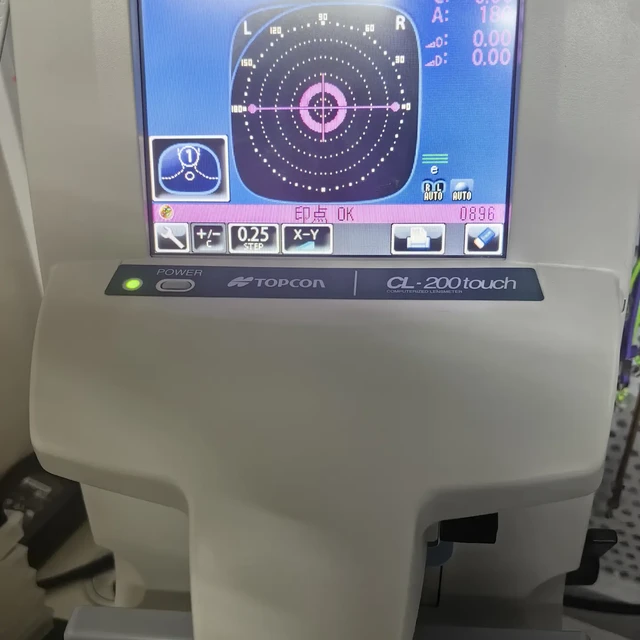 店员说"蔡司2.5折、泽锐八百块拿下"，泽锐翻车楼91赞顶评却是"猫头鹰只许正脸看"：对完新清锐595对膜岩320的价差、瞳高和25度散光的验配线、1172赞大帖的"没有质的区别"和泽锐1.74从八百到一千八的成交带，蔡司依视路二选一先把这4个数钉死