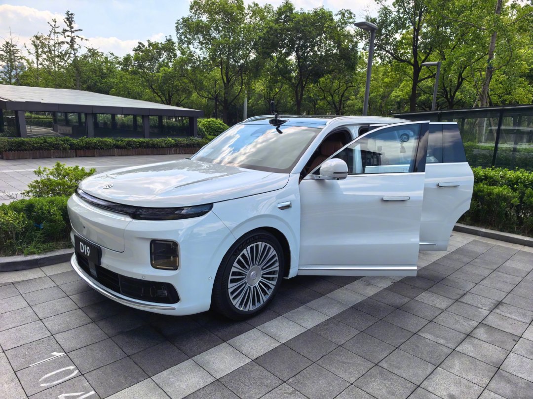 靳玉志9·28把“自研智驾更划算”的算盘摊开:我把他的单车账、李斌的“省1万”、小鹏的科技毛利和华为的2%+8%全对完了——买“脑子”之前,先分清这三层