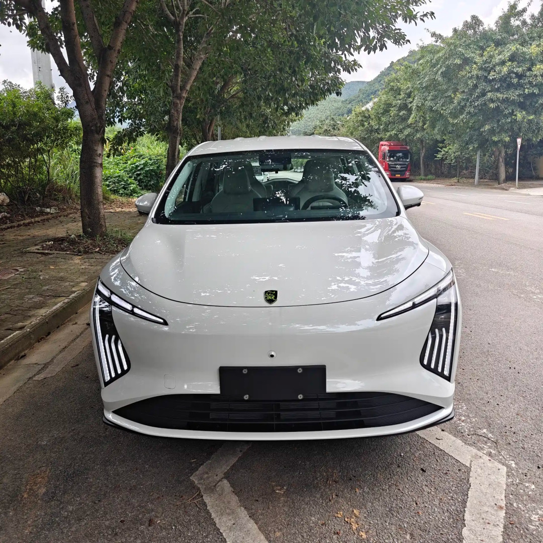 靳玉志9·28把“自研智驾更划算”的算盘摊开:我把他的单车账、李斌的“省1万”、小鹏的科技毛利和华为的2%+8%全对完了——买“脑子”之前,先分清这三层