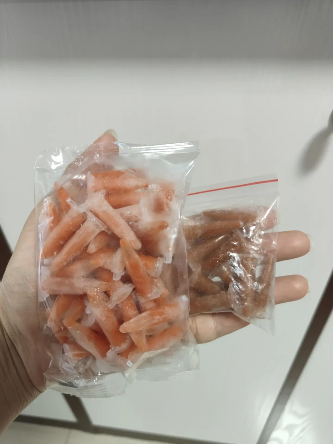 孔雀鱼喂食绕不开孵丰年虾?把三平台65条喂食帖、3份出虾自报对完账:决定苗速的不是