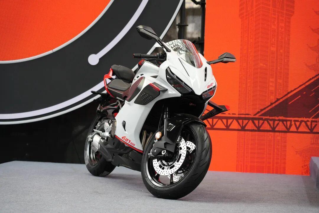 川崎ZX-4R降到5.98万，赛421S全包落地2.9万：多掏三万五，到底值不值？