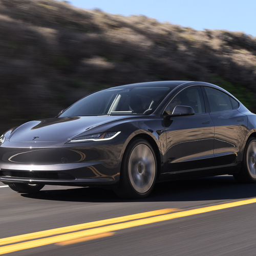 特斯拉门店海报拿迈腾当对手：买Model 3十年可省2万多！