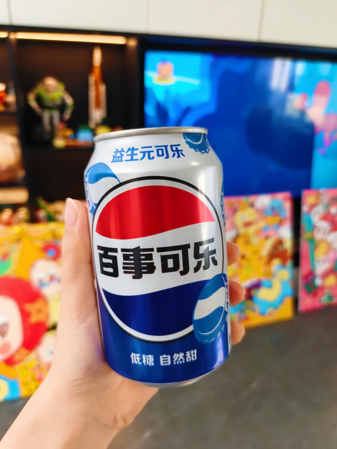 可乐货架正在集体