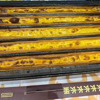60厘米超长蛋挞排队两小时吃三口就腻，热量破千卡全是噱头
