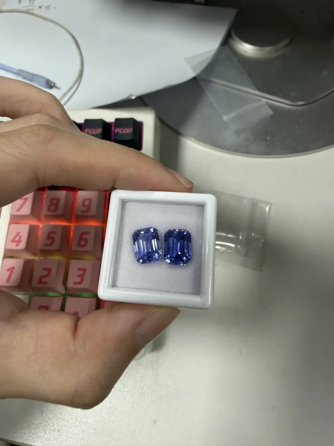 一万四千克拉的“蓝宝石”刷屏,批发端一百多一克拉:培育蓝宝的价格台阶,你该踩哪一级?