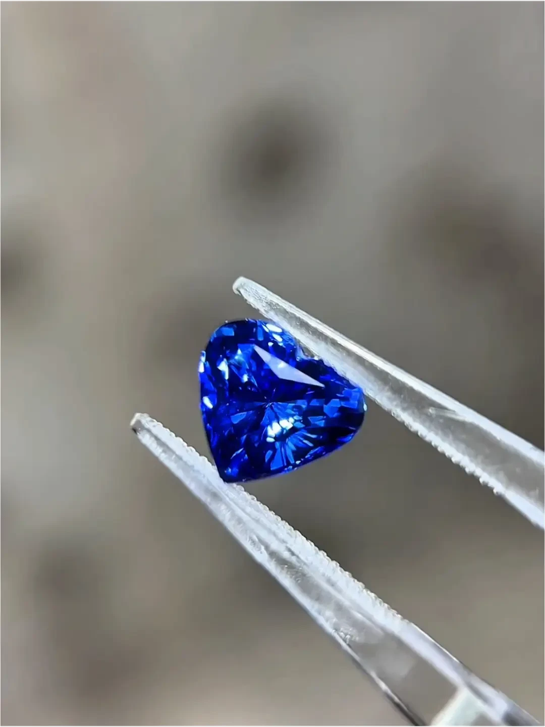 一万四千克拉的“蓝宝石”刷屏,批发端一百多一克拉:培育蓝宝的价格台阶,你该踩哪一级?