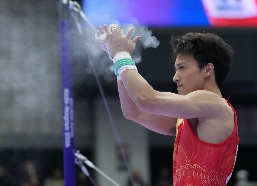 邹敬园难度分从7.0缩到6.0还能三连冠:亚运单双杠成绩单,给拉杠的人上了三堂课
