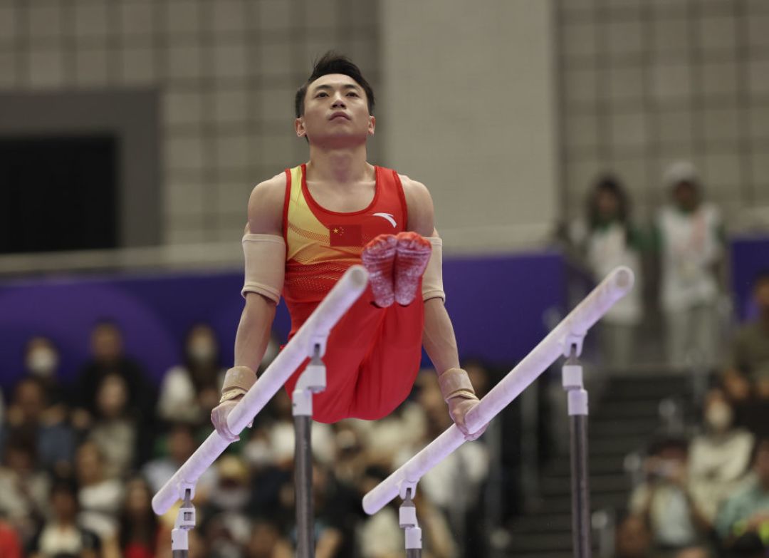邹敬园难度分从7.0缩到6.0还能三连冠:亚运单双杠成绩单,给拉杠的人上了三堂课
