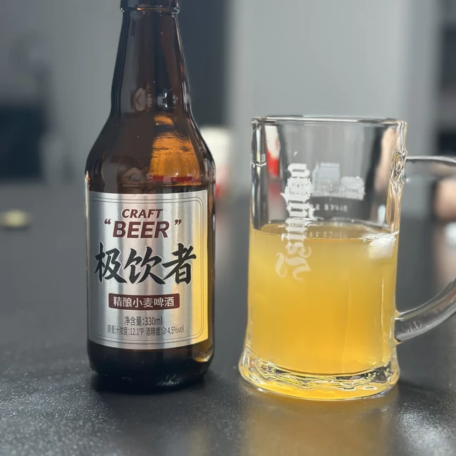 寡人的「极饮者」啤酒把测评区炸了：亮哥一句「比尿强」成热梗，抖音1.2万赞、粉丝刷「已下单」，酒友怼「79块9一箱不如柏龙」——券后最低4块2一瓶，折百毫升比青岛白啤还贵；口碑账、价格账、贴牌账全摆齐，支持大哥前先看完