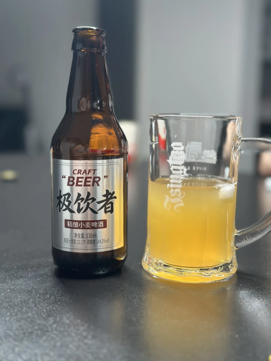 寡人的「极饮者」啤酒把测评区炸了：亮哥一句「比尿强」成热梗，抖音1.2万赞、粉丝刷「已下单」，酒友怼「79块9一箱不如柏龙」——券后最低4块2一瓶，折百毫升比青岛白啤还贵；口碑账、价格账、贴牌账全摆齐，支持大哥前先看完