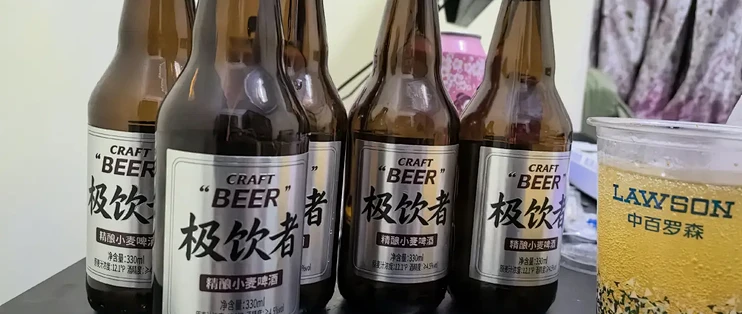 寡人的「极饮者」啤酒把测评区炸了：亮哥一句「比尿强」成热梗，抖音1.2万赞、粉丝刷「已下单」，酒友怼「79块9一箱不如柏龙」——券后最低4块2一瓶，折百毫升比青岛白啤还贵；口碑账、价格账、贴牌账全摆齐，支持大哥前先看完