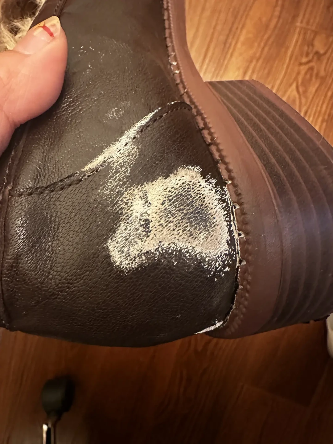 鞋柜里的皮鞋起白霜?别急着上白醋,先分清盐霜还是霉