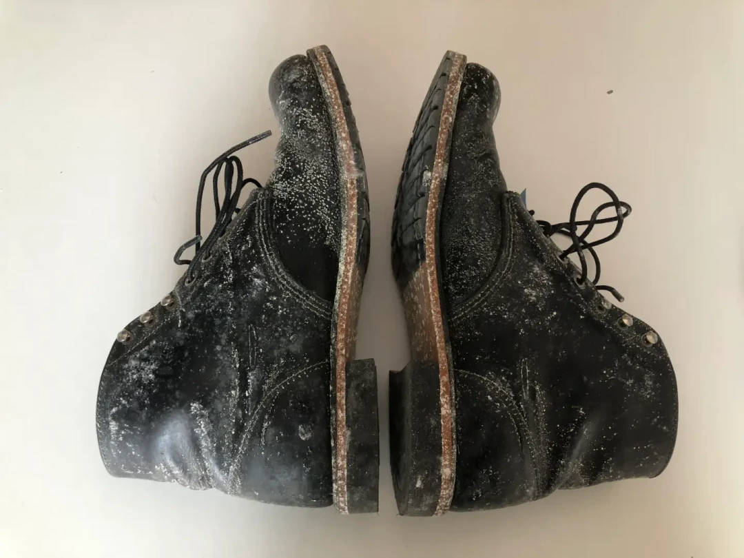鞋柜里的皮鞋起白霜?别急着上白醋,先分清盐霜还是霉