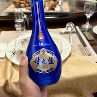 离国庆2天，知乎搜「500元送礼白酒」4天冒出至少10篇模板文全推同一瓶：编好的「消费者反馈」、小红书4家官方门店号同日齐发、10月5号还订好了演唱会——真人高赞却是「有钱就五粮液，没钱就继续水晶剑」；水晶剑330-438、青花20 320-400、M6+标价699拼团435、国缘四开街价370-400，三档价签我全核齐了：按收礼人老家选酒、成对买、比价先看毫升数
