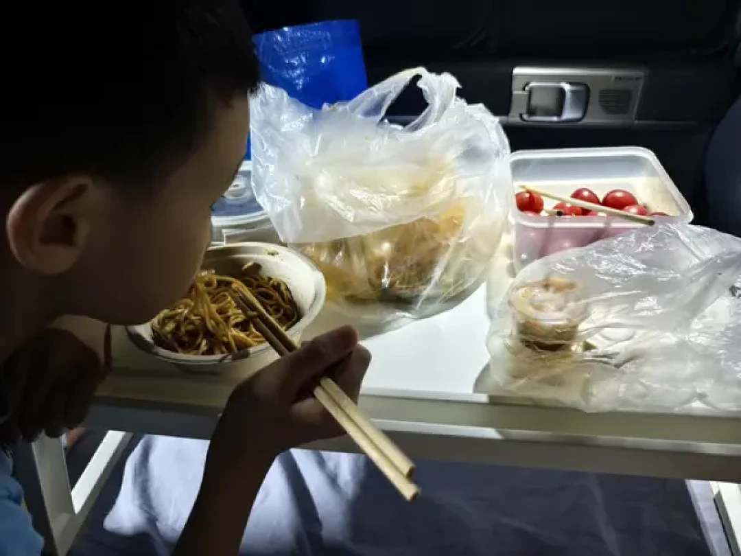 钛7车主的第一个长假：官方床垫“睡醒腰疼”、四人床多是商家稿——国庆睡车前，先把找平、床垫、电费三笔账对完