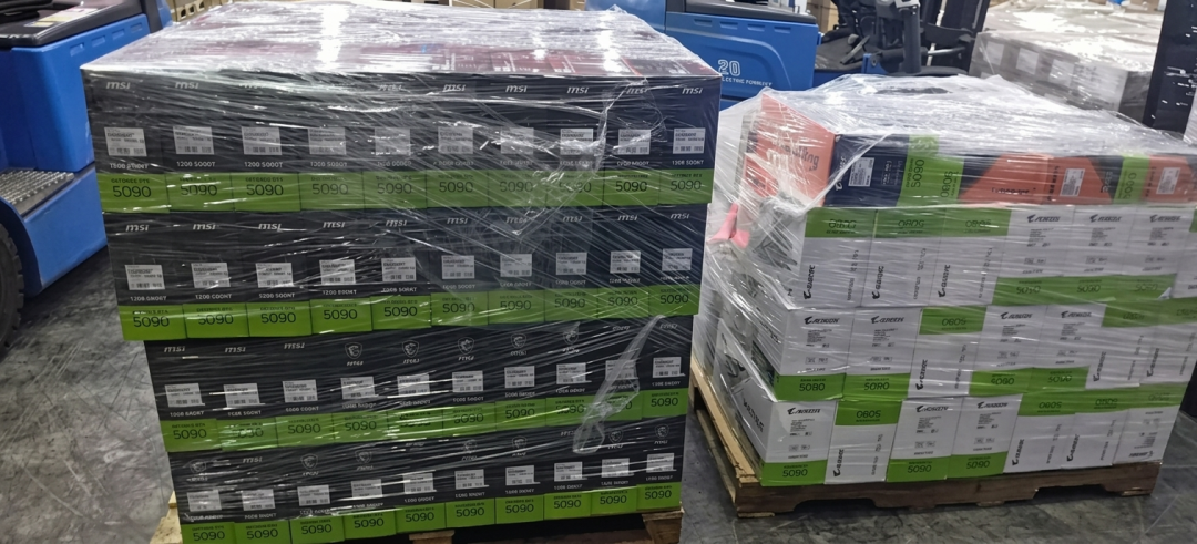 RTX Pro 5500对华“问询式放行”在谈：和5090同一颗GB202，这张84GB大卡是救游戏卡还是挤游戏卡——四种人先对完这三个数