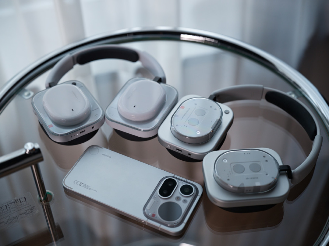 金泰亨官宣Nothing首位全球大使:400美元的Headphone (1) Pro,粉丝第一批却买成了1299那款——四个型号价签、MKBHD“抄错东西”实测与三条入手路径,放上同一张桌
