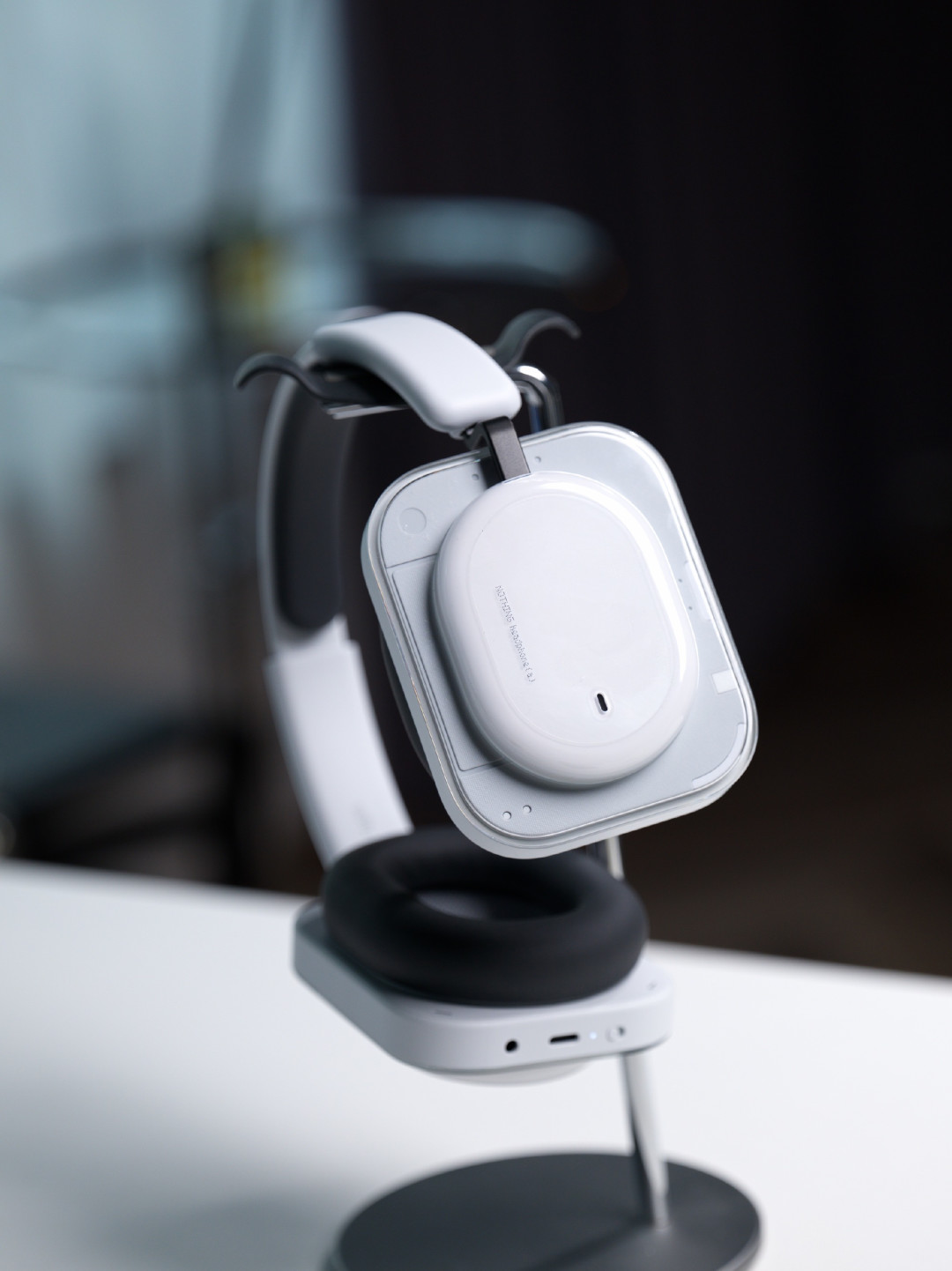 金泰亨官宣Nothing首位全球大使:400美元的Headphone (1) Pro,粉丝第一批却买成了1299那款——四个型号价签、MKBHD“抄错东西”实测与三条入手路径,放上同一张桌