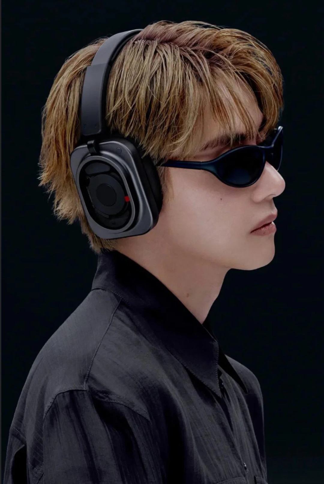 金泰亨官宣Nothing首位全球大使:400美元的Headphone (1) Pro,粉丝第一批却买成了1299那款——四个型号价签、MKBHD“抄错东西”实测与三条入手路径,放上同一张桌