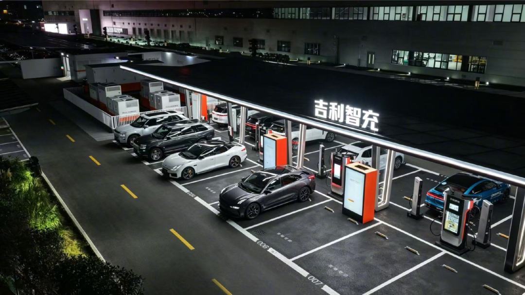 领克10智充版官宣：车没换代、价格没动，新增的是10月权益包——国庆前下订、9月已锁单、刚提车的，先把各自的账对完