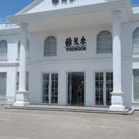 雅戈尔秋装把冲锋衣推上了C位:我把60条柜姐报价帖、真实吐槽和「成为始祖鸟」骂帖全对完——你买的是能进会议室的版型,不是进山口的防护