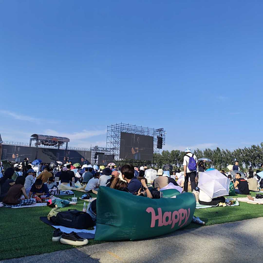 7人退演、1场延期、两地撕价差：国庆音乐节临阵换阵，这场还能不能去？