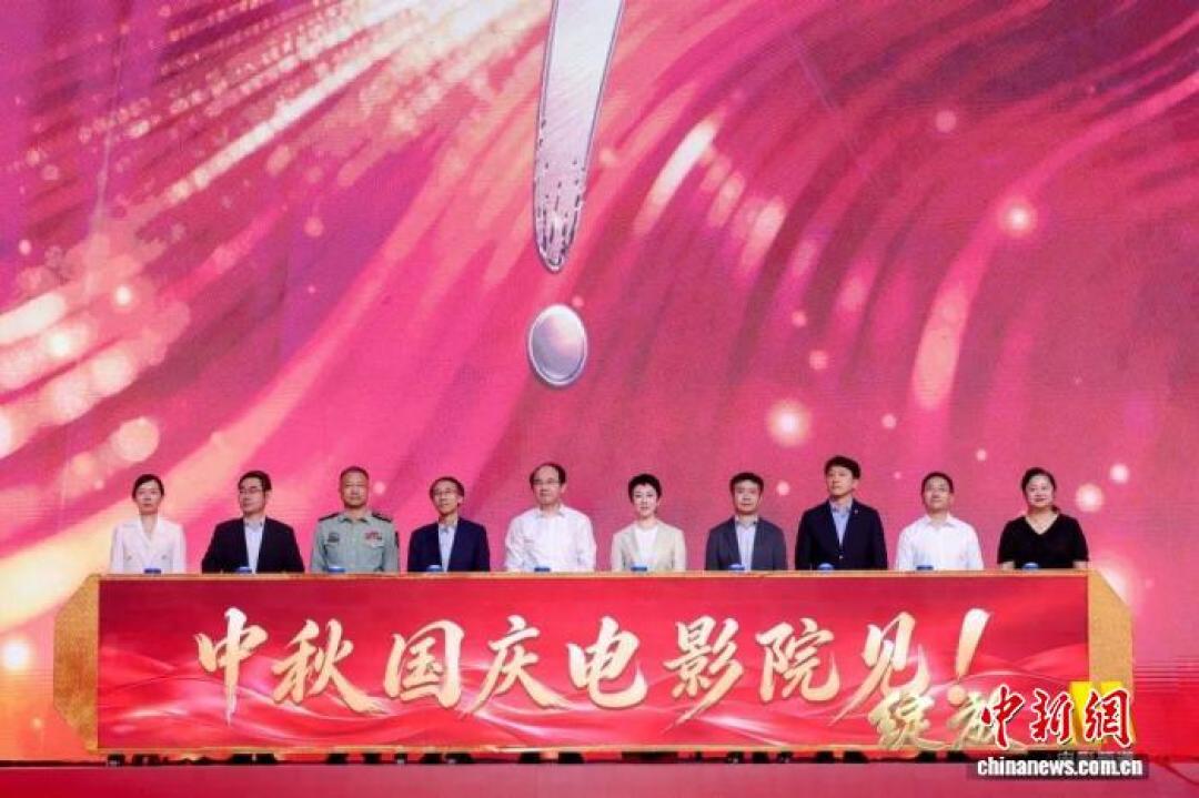 国庆档悬疑党三选一:要爽感选《侦战》、要真实选《神探》,别买错门