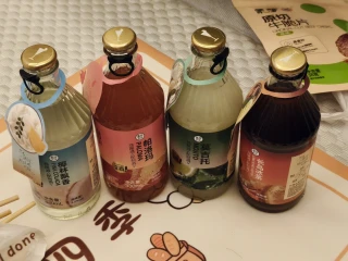 国庆前被刷屏的盒马39.9元4瓶鸡尾酒，「度数不高刚好微醺」？瓶身写着8度，一瓶≈每日酒精上限的1.4倍——莫吉托、椰林飘香踩雷最少，帕洛玛苦涩酒味重，被骂「甲醛三合板」的旧款可能还在清仓；同款文案的水军评论区、酒精账和口味账我全核完了，下单前先看这篇