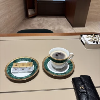 公价涨两轮、行情跌三成、绿金迪海关被扣:国庆前对劳力士出手,先把公价、行情、税、回收价这四本账对完