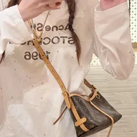 同一只LV Carryall，国内公价2.3万、首尔到手1.96万：国庆飞韩国买包前，先把返点、汇率、入境税三本账对完