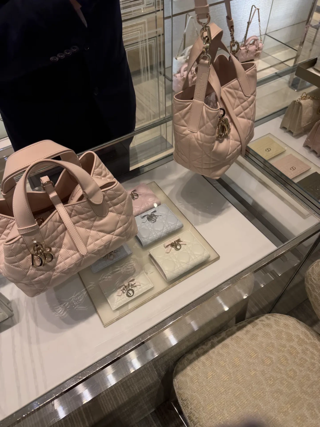 迪奥'土著'公价从2.7万飘到2.9万、秀场同款还要等:国庆前后买包,先对完这四本账再动身