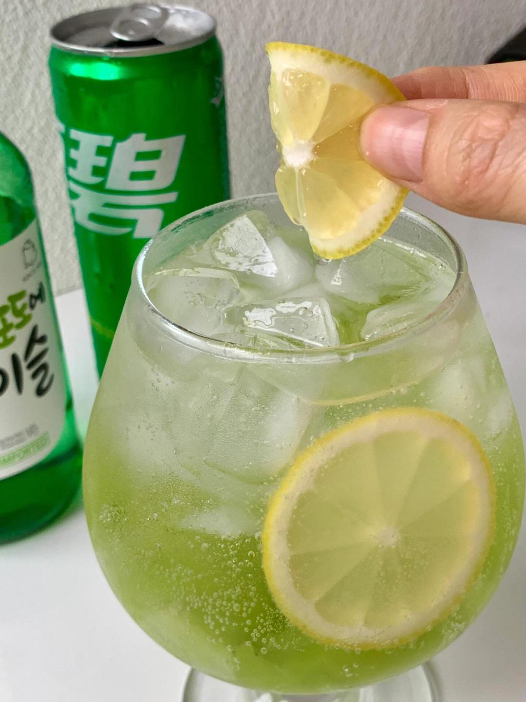 连续25年世界第一蒸馏酒,韩国网友自己却认「不好喝」:国庆前被刷屏的真露,今天粉丝举着瓶子在成都、上海跟V的大屏同框——原版16度、果味13度,一瓶≈每日酒精上限的2.5~3倍,「真露兑元气森林晕倒在厕所」364赞;韩国超市8~11块、国内便利店14块、烤肉店点出过200多,勾兑账、口碑账、酒精账、价格账我全摆齐了,打卡前先看