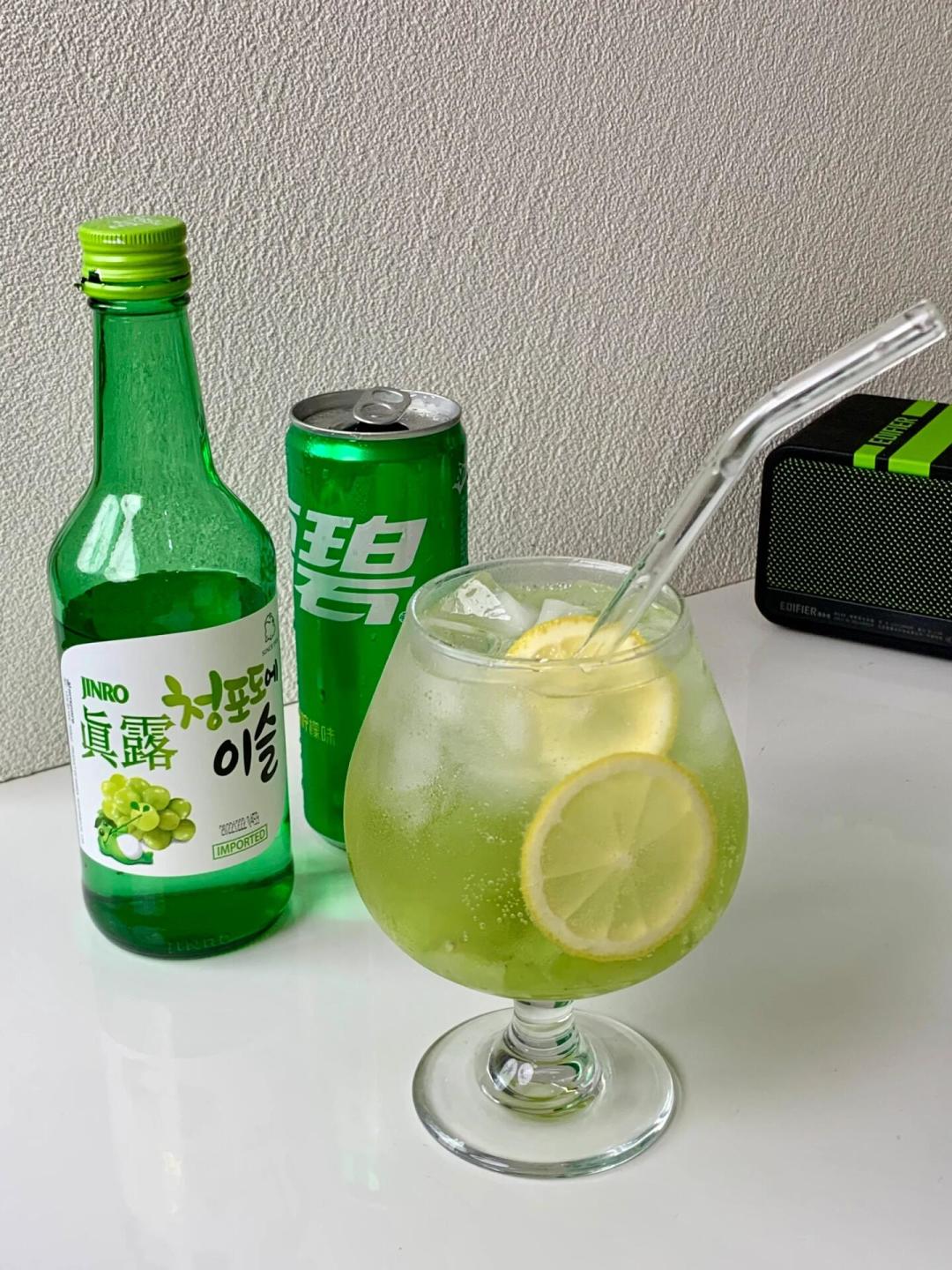 连续25年世界第一蒸馏酒,韩国网友自己却认「不好喝」:国庆前被刷屏的真露,今天粉丝举着瓶子在成都、上海跟V的大屏同框——原版16度、果味13度,一瓶≈每日酒精上限的2.5~3倍,「真露兑元气森林晕倒在厕所」364赞;韩国超市8~11块、国内便利店14块、烤肉店点出过200多,勾兑账、口碑账、酒精账、价格账我全摆齐了,打卡前先看